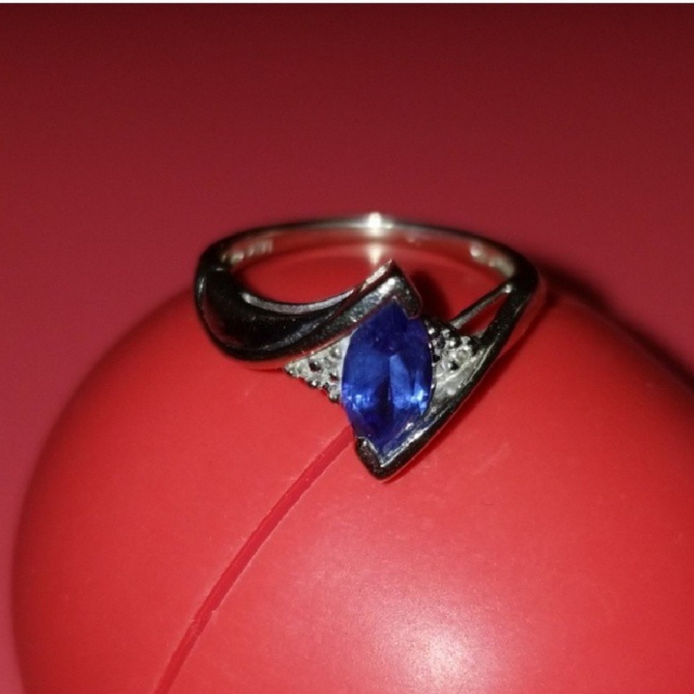 10k white Gold blue sapphire